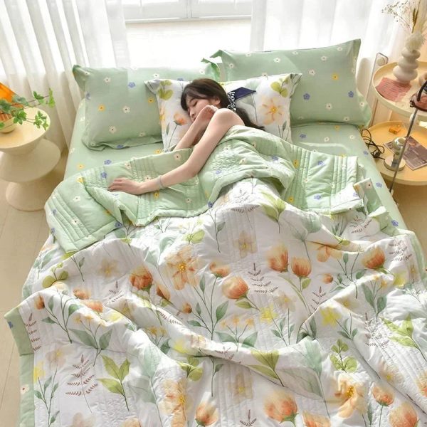 Peachy Floral Green Daisy-Print Polyester Quilt Blanket
